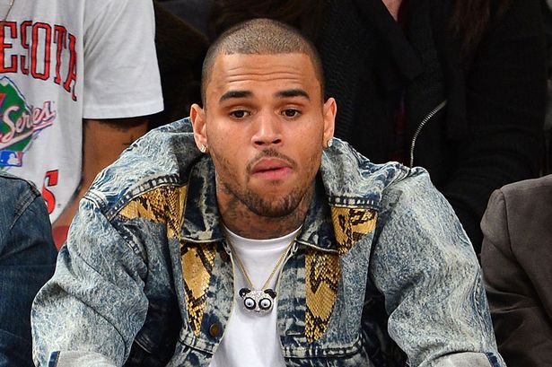 Дуучин Крис Браун бие хамгаалагчтай явах болжээ